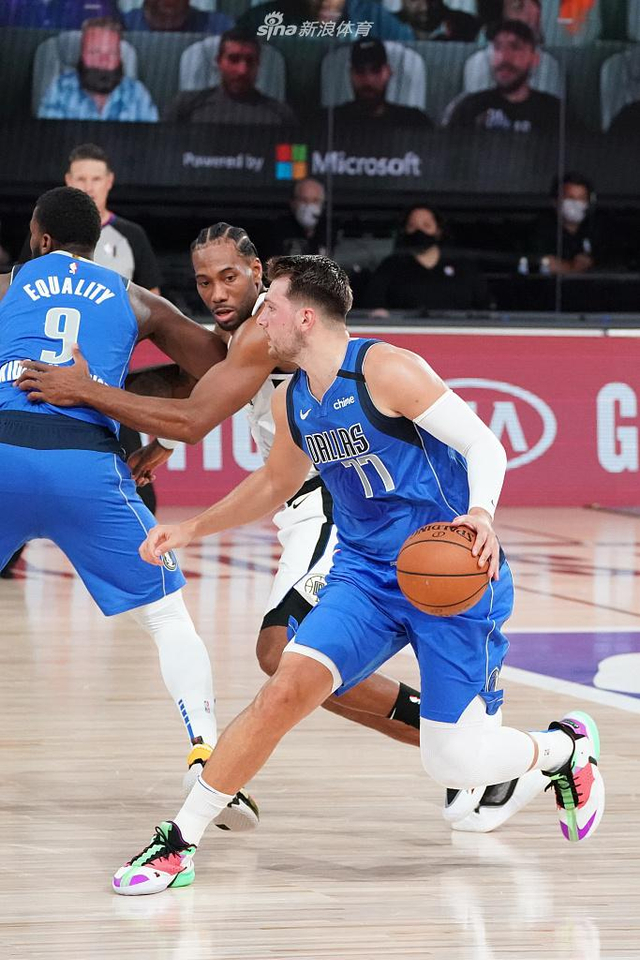 呈现出他对 呈现出他对